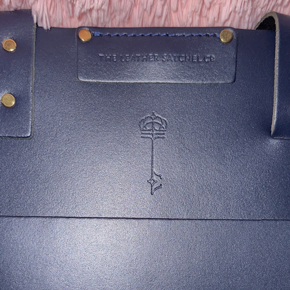 The Satchel Leather Co: Elegant Navy Blue Leather Tote Bag - Picture 2 of 14